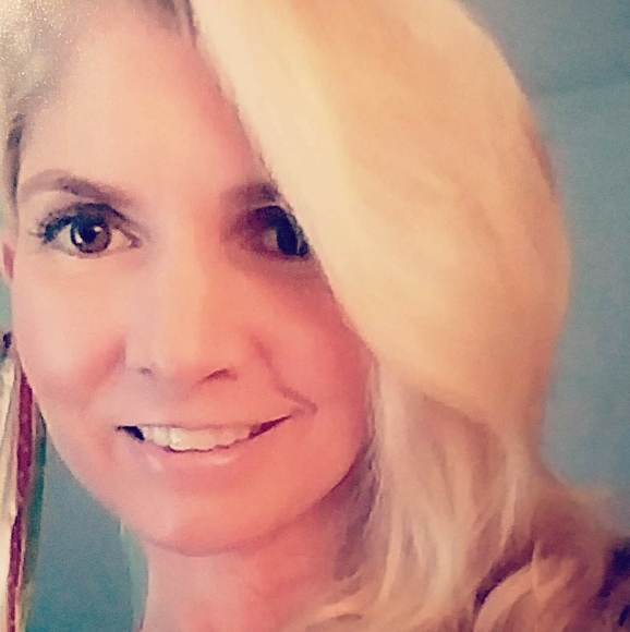 Meet your Posher, Jennifer 🌺 - Picture 3 of 8